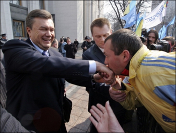 А Янукович, все-таки, — ведет себя как быдло
