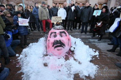 в Киеве власть лежит на полу раздвинув ноги