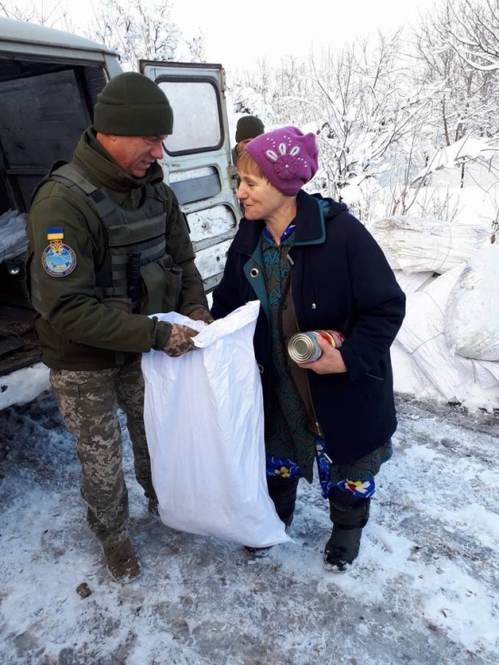 Жители Донбасса массово получают гуманитарку на подконтрольной Киеву территории