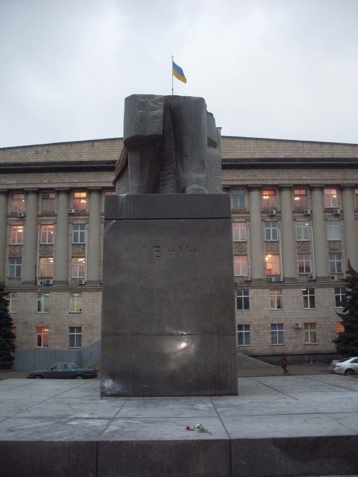 В Черкасах знесли памятник Леніну