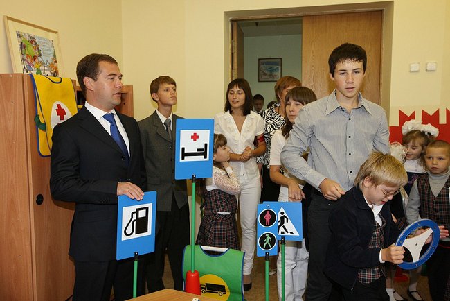 Медведев знает куда руку класть, даже не видя знака. (Не фотошоп)