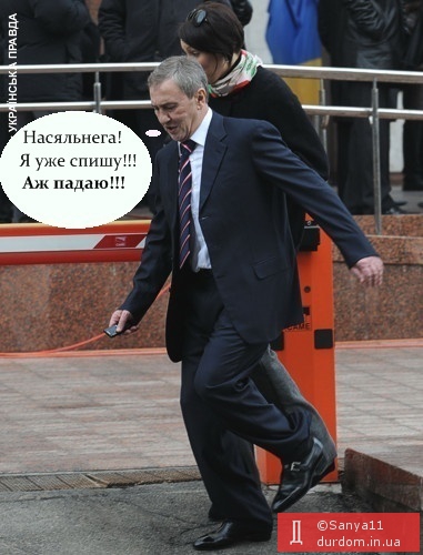 Коцмас спішить на свято до Януковича...