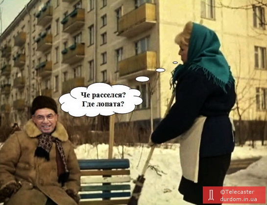 Азаров считает, что жители городов должны самостоятельно убирать снег возле своих домов