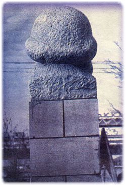Памятник ДВОЙНОГО  НАЗНАЧЕНИЯ Спереди он Карлу Марксу, а сзади — Блядимиру Блядимировичу Хуйло