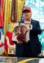 Трамп демонструє фото, яке надіслав йому Путін, що показує, як добре вони ладнали на Алясці.