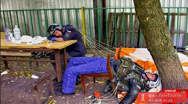 У Росії бомбардувальник катапультував пілотів, коли стояв в укритті