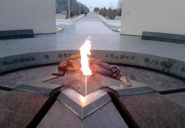 В Кемерово обнаженные сноубордистки сделали фото на фоне Вечного огня - Цензор.НЕТ 7111
